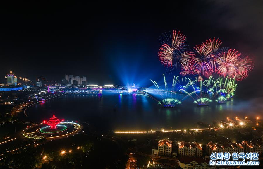 （上合青岛峰会）（1）灯光焰火艺术表演在青岛举行