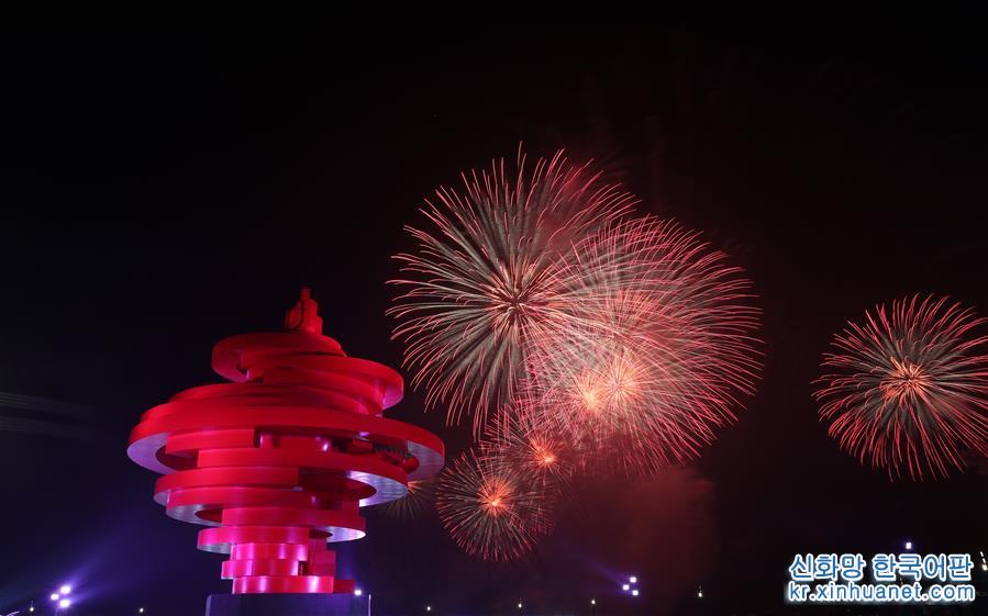 （上合青岛峰会）（2）灯光焰火艺术表演在青岛举行