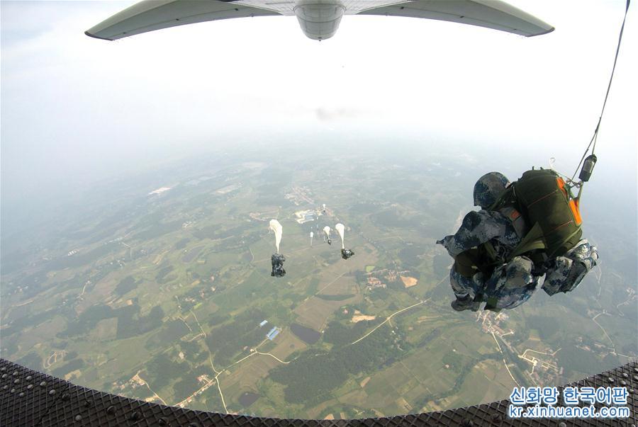 （图文互动）（1）空军空降兵组织首次空降机步营全要素空降作战演练