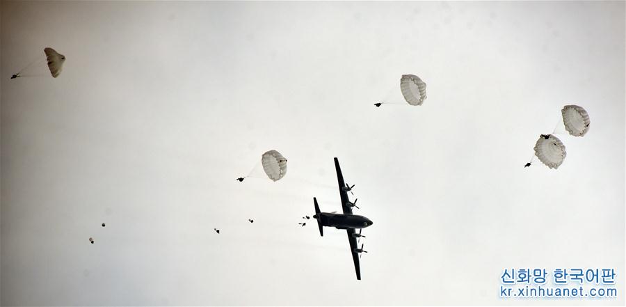 （图文互动）（2）空军空降兵组织首次空降机步营全要素空降作战演练