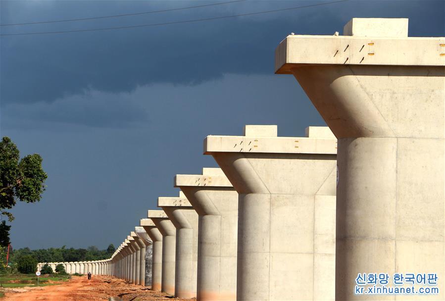 （国际·图文互动）（1）中老铁路上的绚烂长虹——老挝楠科内河特大桥主体工程完工侧记