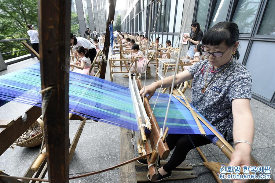 #（社会）（2）百架土布织机亮相杭州图书馆