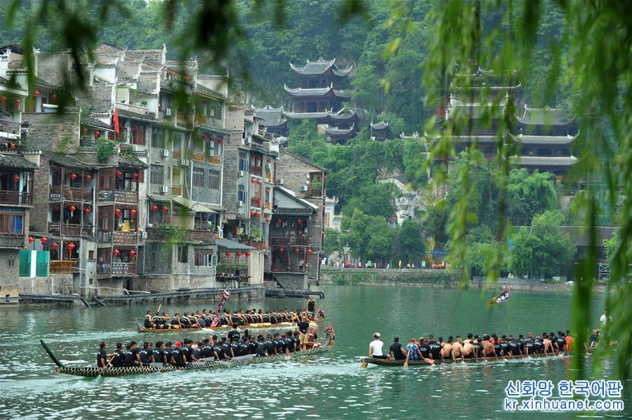 （社会）（1）贵州镇远：龙舟竞渡迎端午