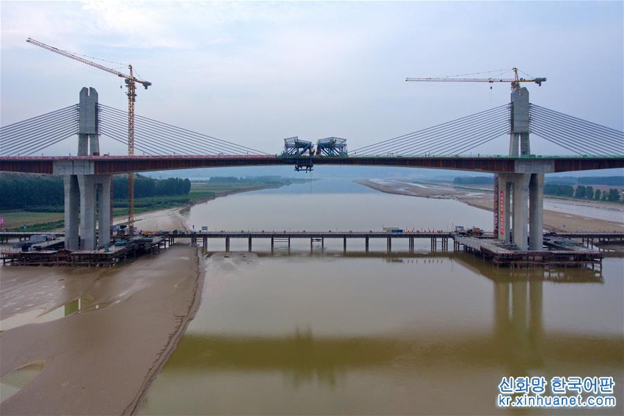 （经济）（1）运宝高速黄河大桥成功合龙