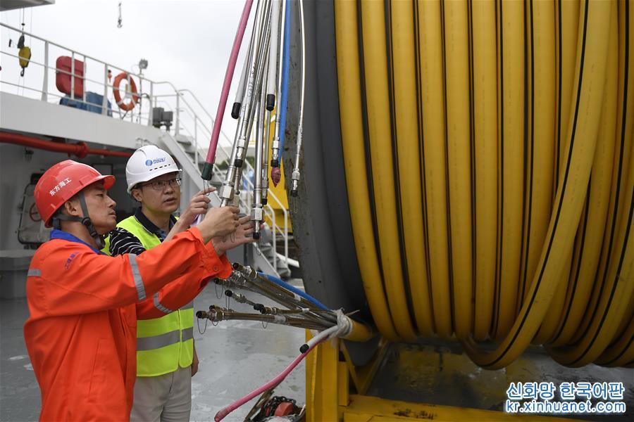 （经济）（2）国产首根海洋脐带缆在宁波交付