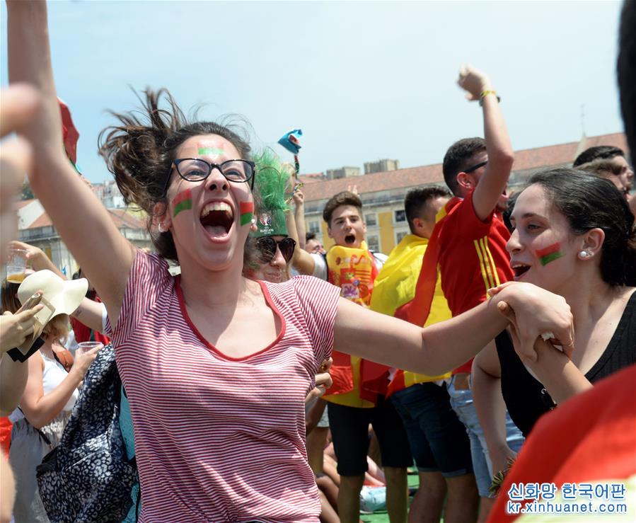 （体育）（2）足球——世界杯：葡萄牙球迷庆祝球队获胜