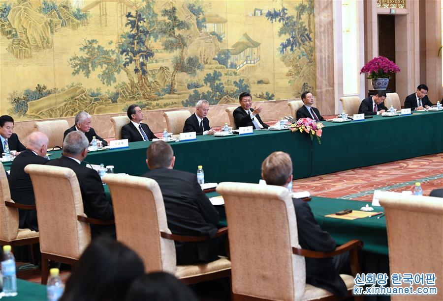 （XHDW）（1）习近平会见出席“全球首席执行官委员会”特别圆桌峰会外方代表并座谈