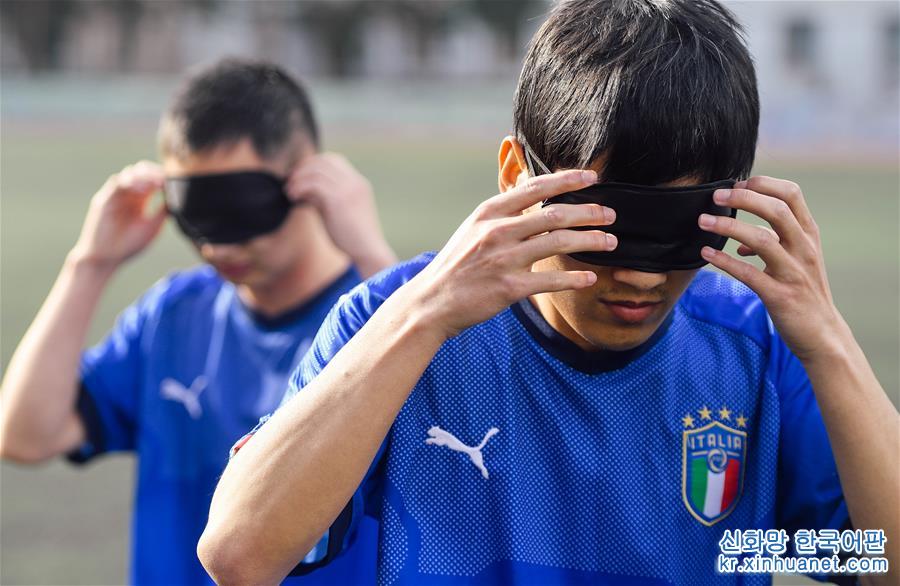（图片故事）（8）盲人足球小将：无畏奔跑 追寻光明