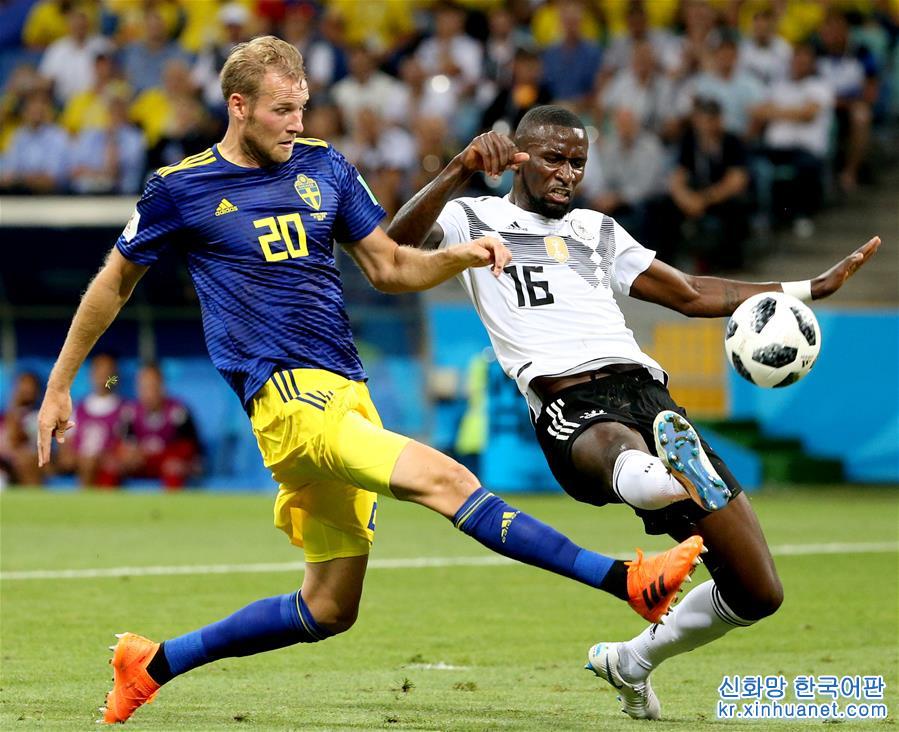 （世界杯）（7）足球——F组：瑞典队托伊沃宁破门