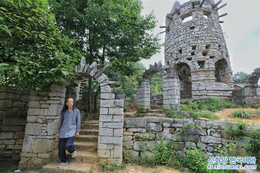 （文化）（1）79歲老人打造“魔幻城堡”