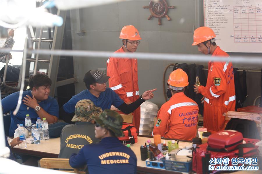 （国际）（1）中国救援队参加泰国普吉翻船事故救援