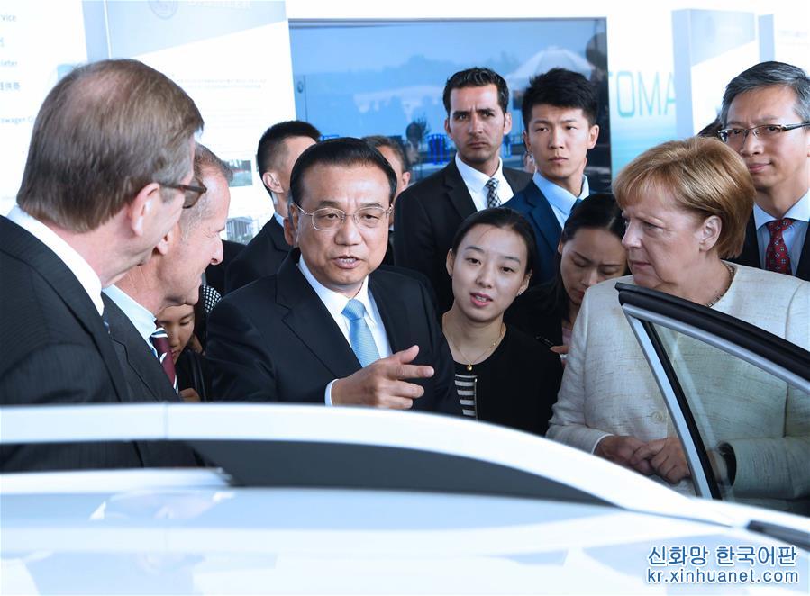 （时政）李克强与德国总理默克尔共同出席中德自动驾驶汽车展示活动