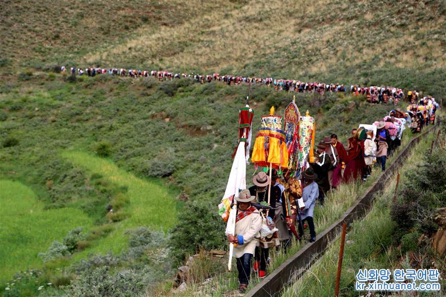 （社会）（1）西藏农民欢度“望果节”祈盼丰收