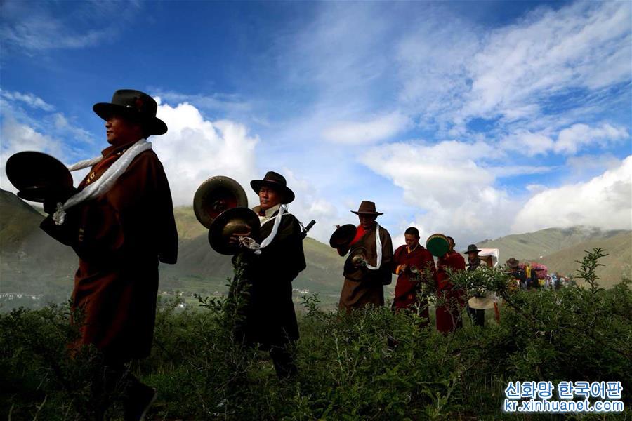 （社会）（4）西藏农民欢度“望果节”祈盼丰收