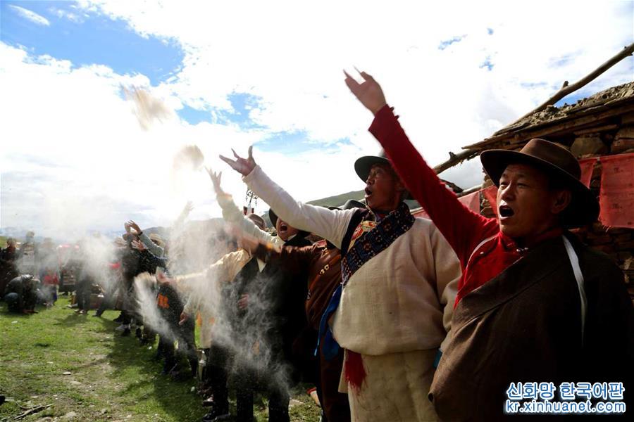 （社会）（5）西藏农民欢度“望果节”祈盼丰收