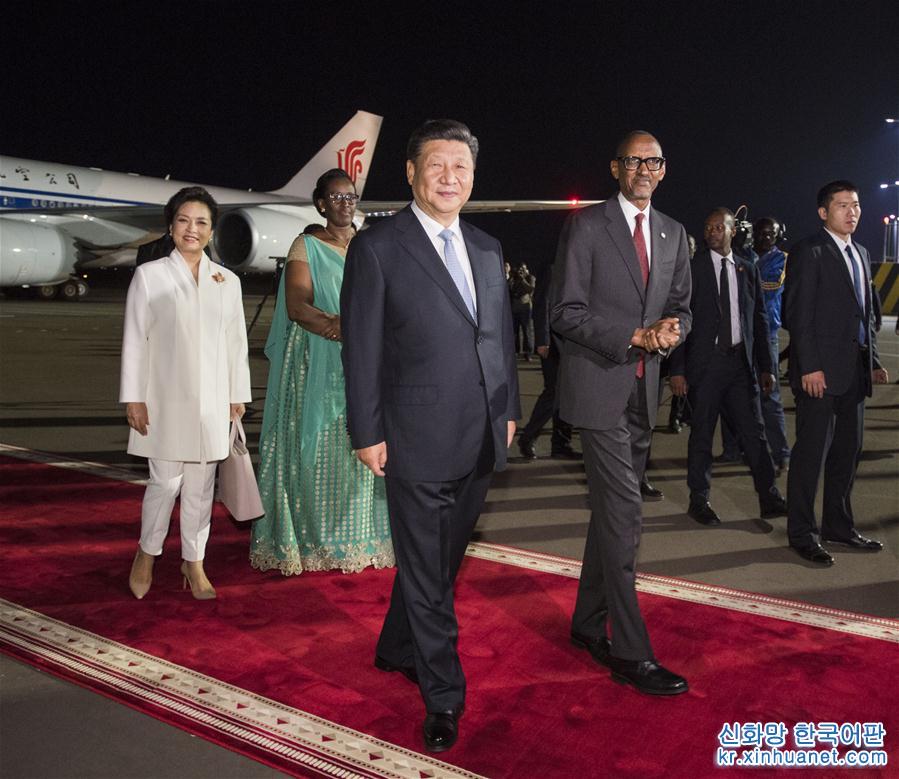 （时政）习近平抵达基加利开始对卢旺达共和国进行国事访问