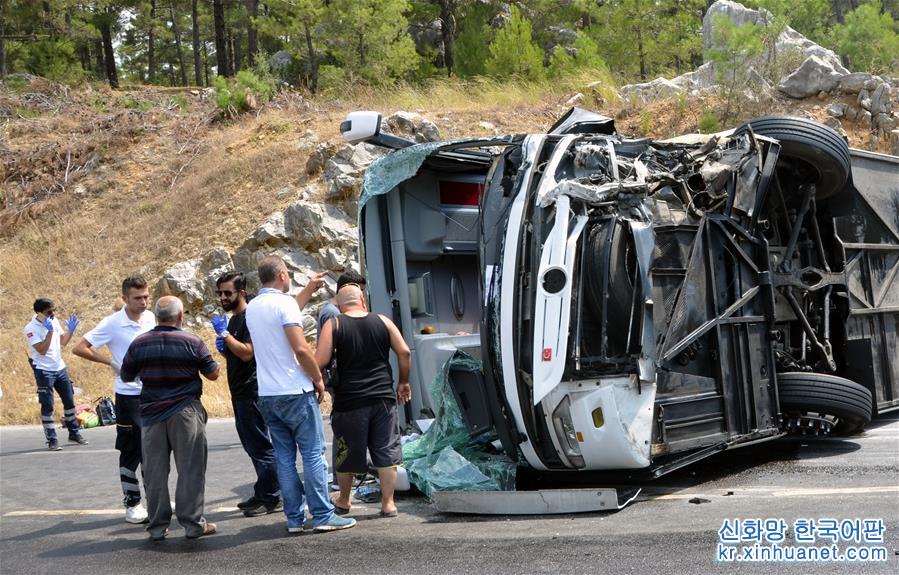 （国际）（1）一辆载有中国游客大巴在土耳其发生车祸