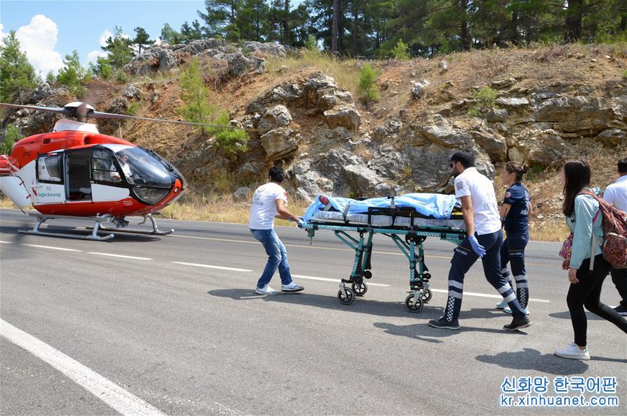 （国际）（3）一辆载有中国游客大巴在土耳其发生车祸