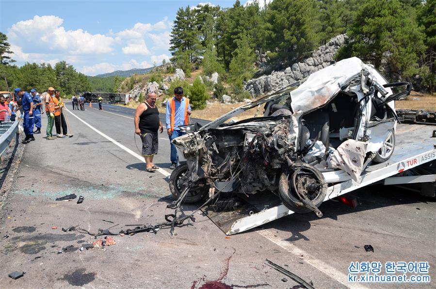 （国际）（2）一辆载有中国游客大巴在土耳其发生车祸
