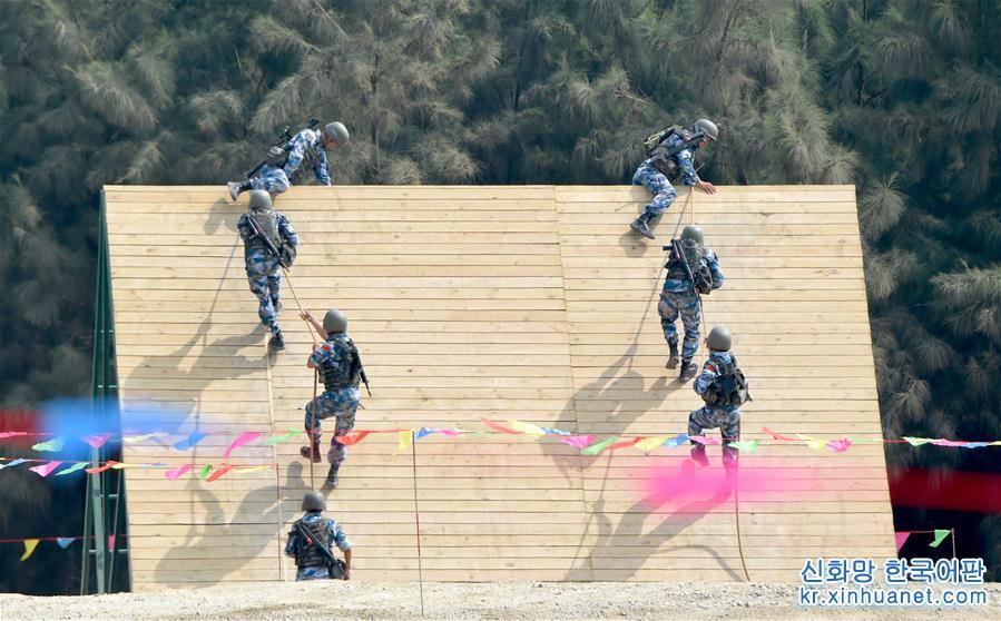 （军事·图文互动）（2）“国际军事比赛－2018”海上登陆赛第二阶段开赛