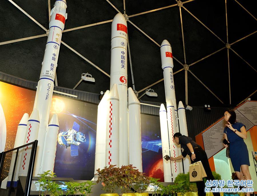 （国际）（2）中国捐赠的航天器模型在马来西亚展出