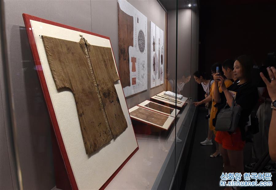 （文化）（4）南京大报恩寺遗址出土宋代丝绸展开幕