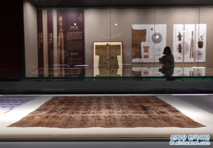 （文化）（6）南京大报恩寺遗址出土宋代丝绸展开幕