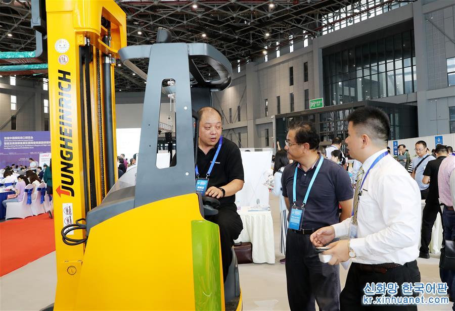 （经济）（4）首届中国国际进口博览会展前对接会在沪举行