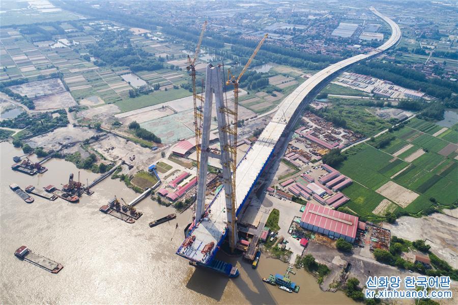 （经济）（1）武汉青山长江大桥主跨首节钢梁架设成功