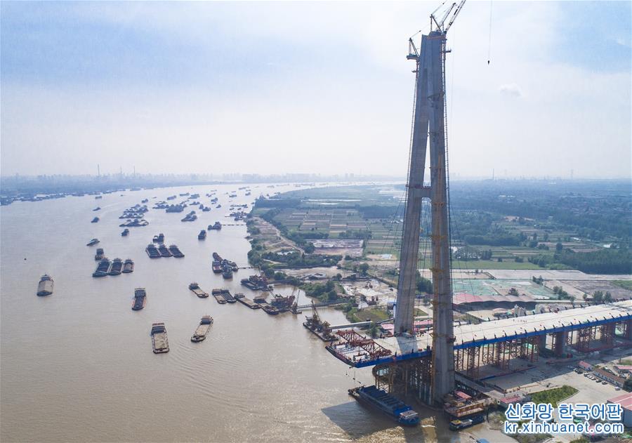 （经济）（2）武汉青山长江大桥主跨首节钢梁架设成功