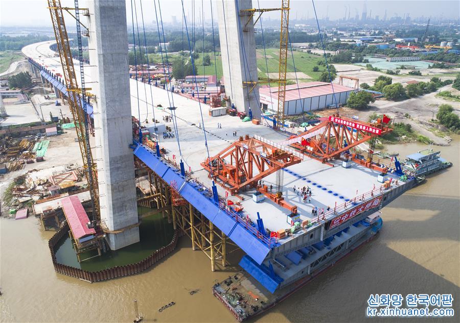 （经济）（4）武汉青山长江大桥主跨首节钢梁架设成功