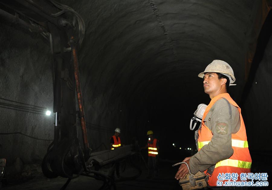 （经济）（4）蒙华铁路阳山隧道贯通