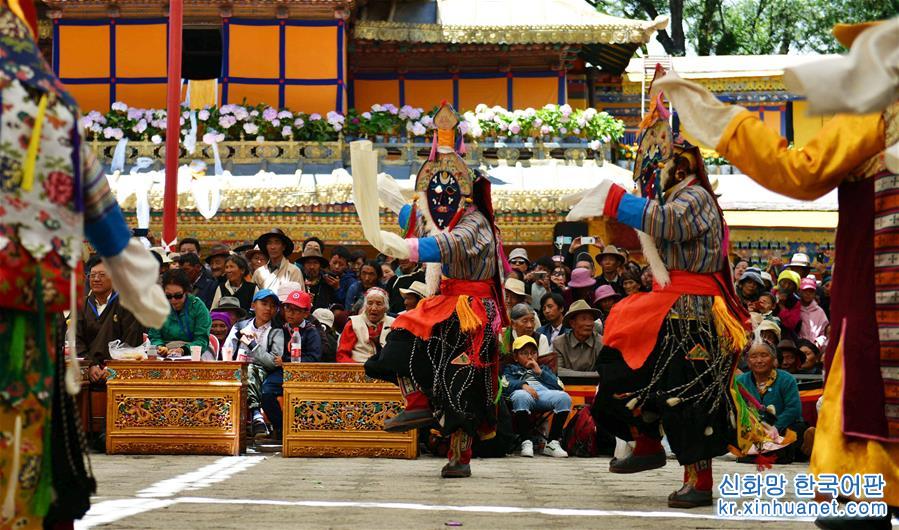 （文化）（1）西藏多地市藏戏队雪顿节亮相竞演
