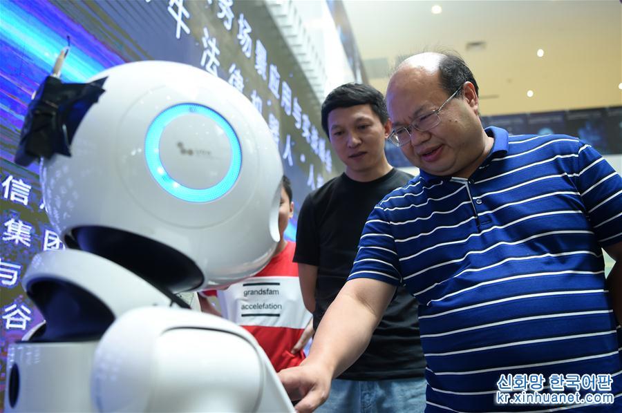 （新华网·图文互动）（3）重庆：法律服务领域“人机大赛”机器人“完胜”