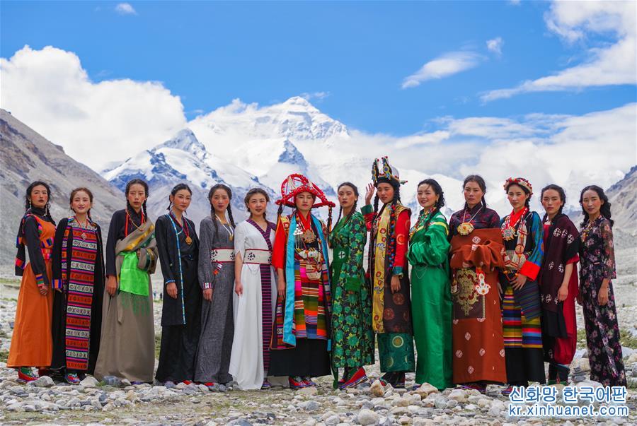 （文化）（2）“格桑花开”西藏民族服饰秀亮相珠峰大本营