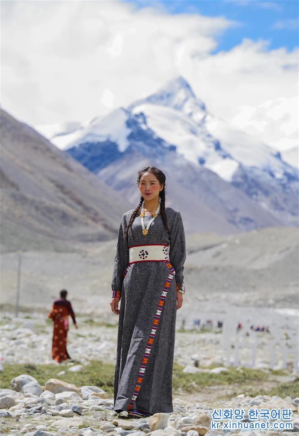 （文化）（3）“格桑花开”西藏民族服饰秀亮相珠峰大本营