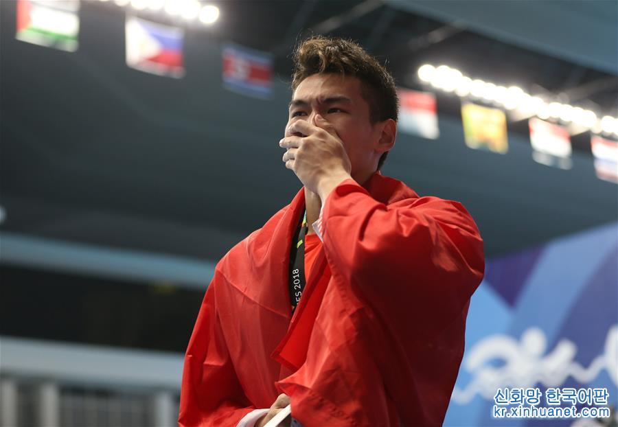 （亚运会·领奖台）（2）游泳——男子100米仰泳：中国选手徐嘉余夺冠