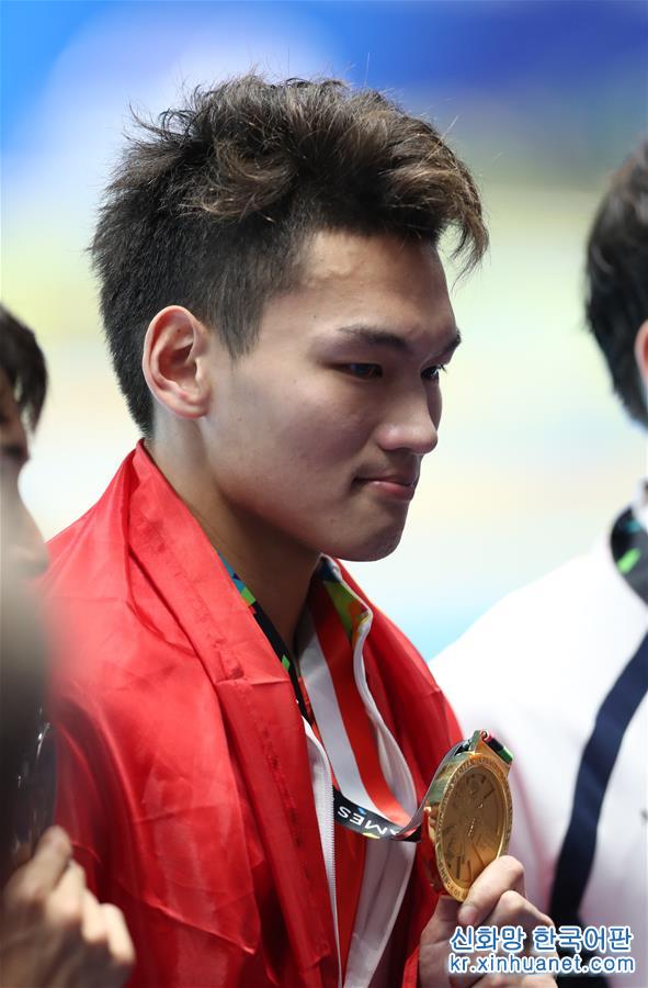 （亚运会·领奖台）（6）游泳——男子100米仰泳：中国选手徐嘉余夺冠