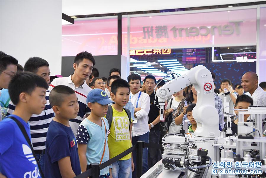 （經濟）（1）首屆中國國際智能産業博覽會在渝舉行