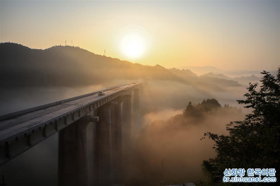 #（新华视界）（3）湖南湘西：黔张常铁路西湖冲特大桥