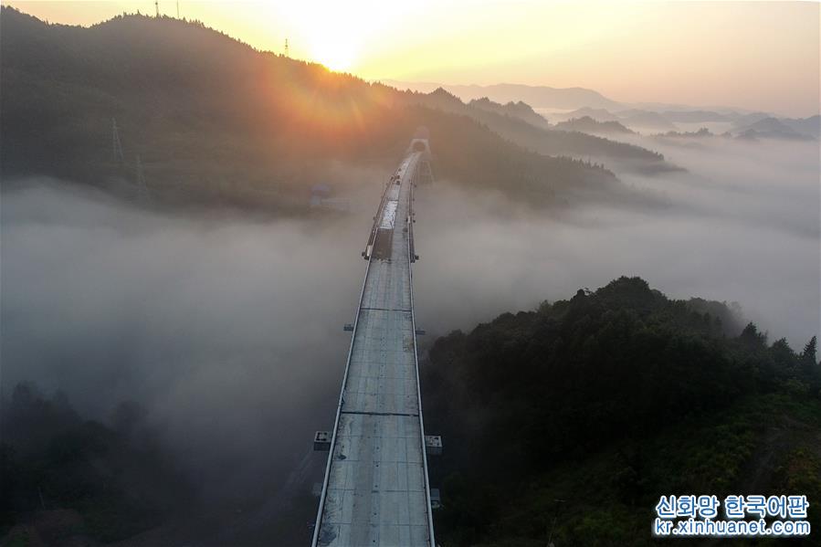 #（新华视界）（2）湖南湘西：黔张常铁路西湖冲特大桥