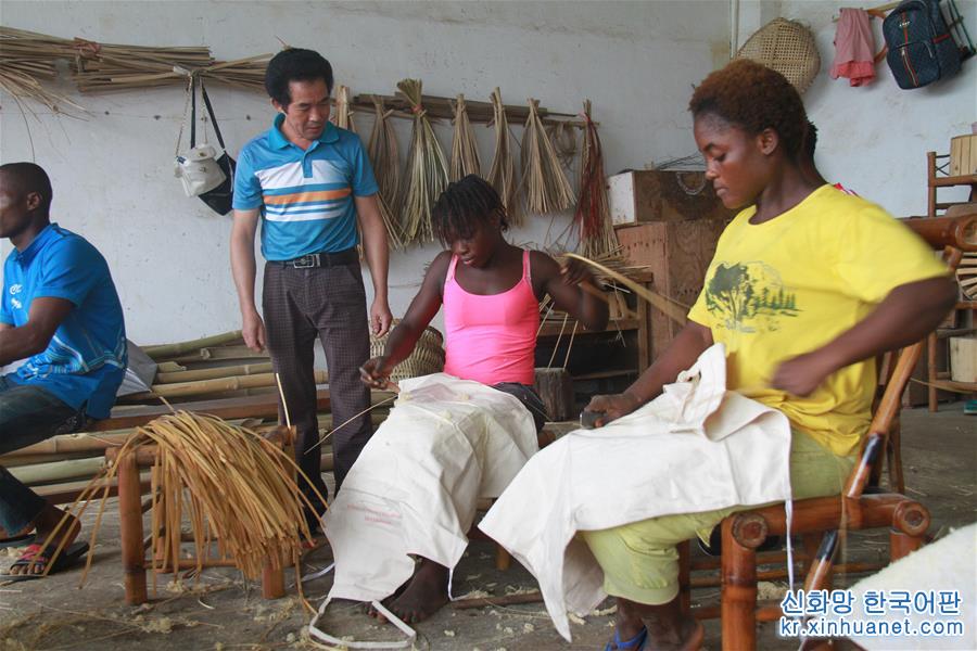 （国际·中非合作论坛·图文互动）（1）以中国竹藤编技艺“授”利比里亚青年“以渔”