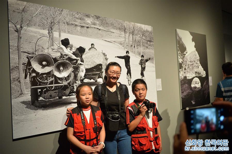 （文化）（2）“影像见证40年全国摄影大展”在京开幕