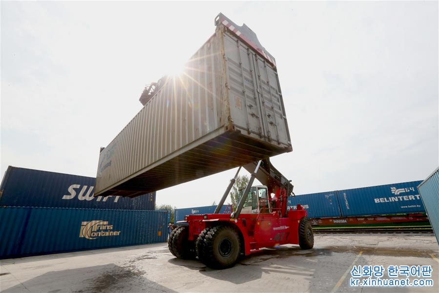 （国际）（2）白俄罗斯奶制品首次经集装箱班列发往中国