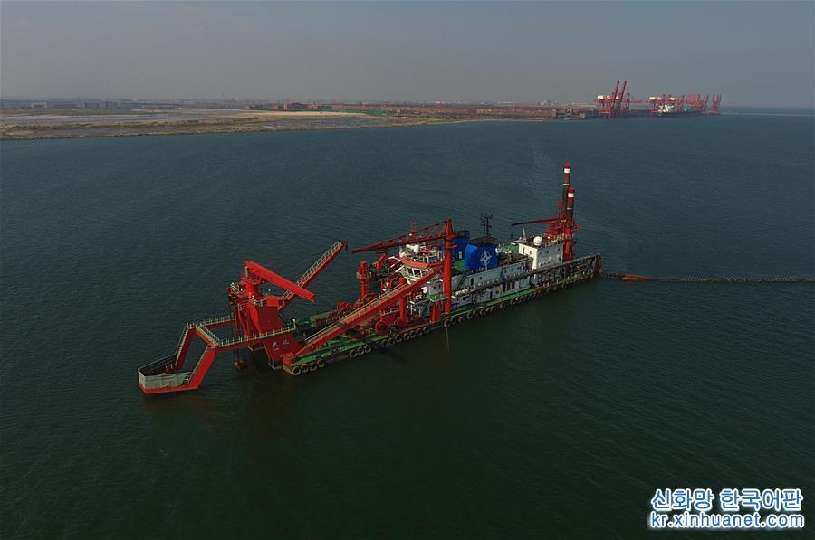 （经济）（2）唐山港京唐港区25万吨级航道工程加紧施工