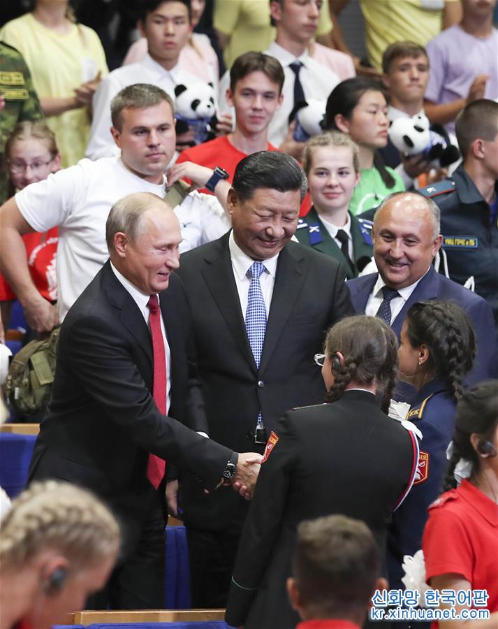 （XHDW）习近平和俄罗斯总统普京共同访问“海洋”全俄儿童中心
