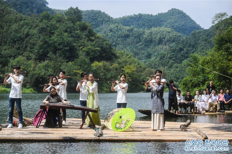 （社会）（1）“水上竹笛音乐会”助力乡村旅游