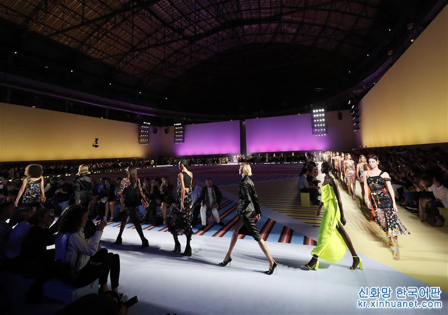 （国际）（1）米兰时装周：范思哲发布2019春夏新品