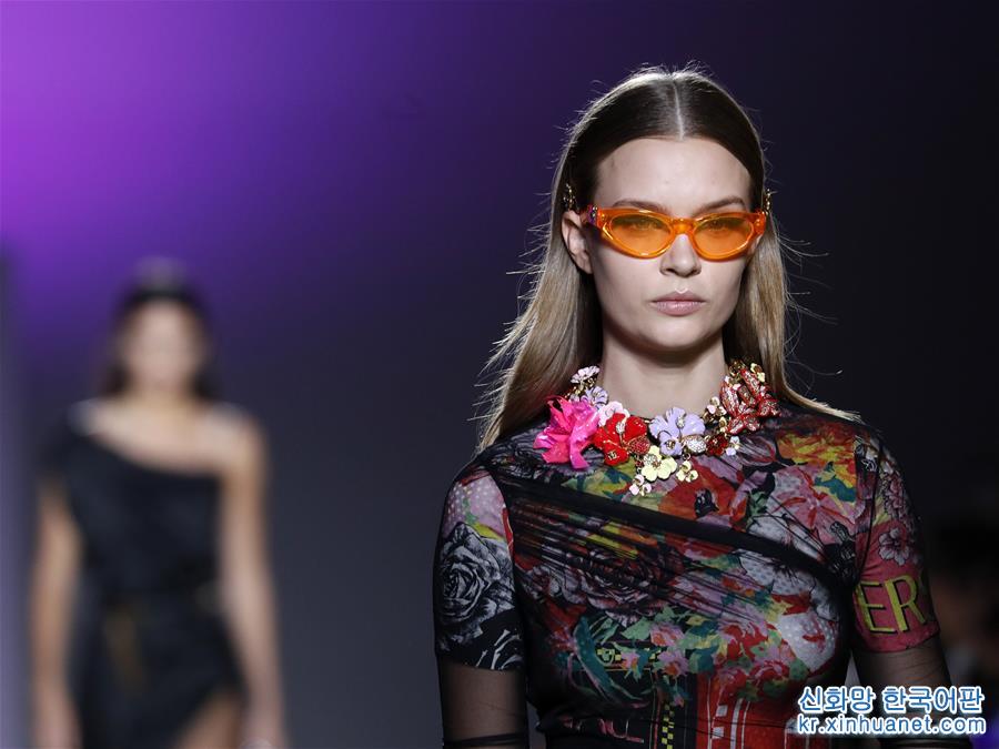 （国际）（2）米兰时装周：范思哲发布2019春夏新品