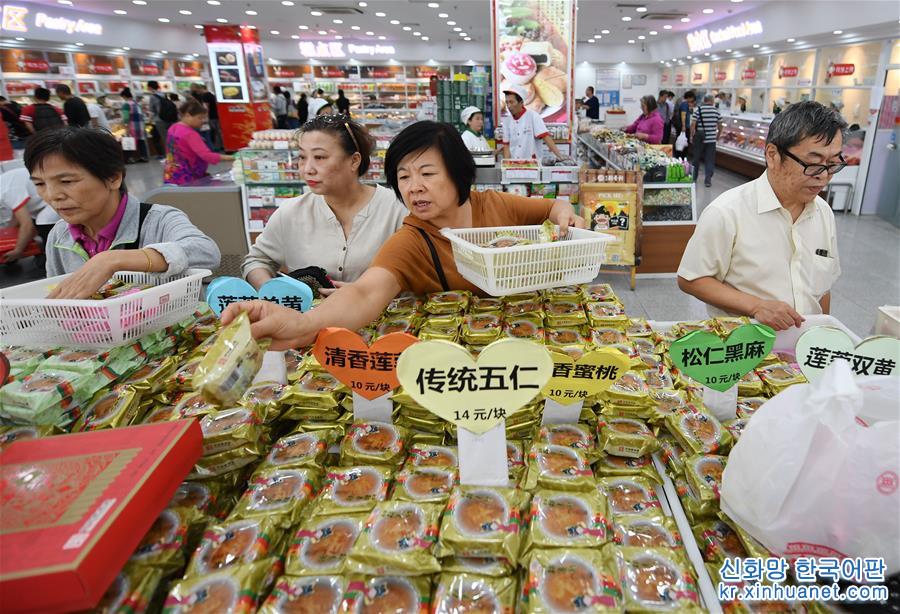 （社会）（2）北京：老字号月饼走俏中秋市场
